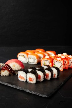 Siyah desenli bir arkaplanda rulo seti