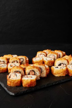 Siyah desenli bir arkaplanda rulo seti