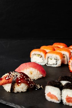 Siyah desenli bir arkaplanda rulo seti