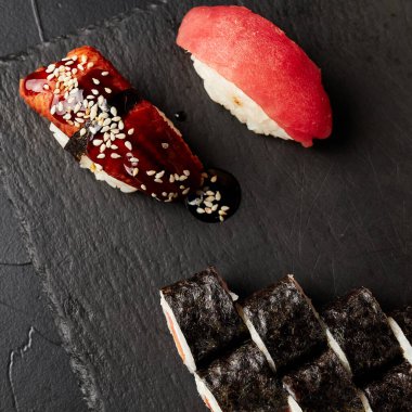 Siyah desenli bir arkaplanda rulo seti