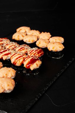 Siyah desenli bir arkaplanda rulo seti