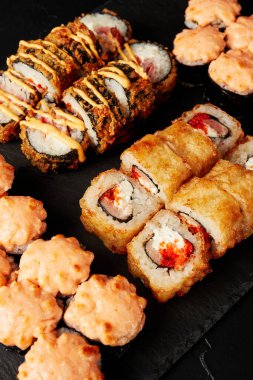 Siyah desenli bir arkaplanda rulo seti   