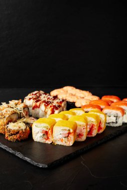 Siyah desenli bir arkaplanda rulo seti   