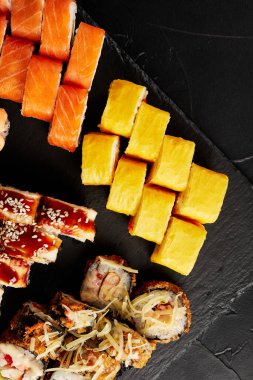 Siyah desenli bir arkaplan görünümünde rulo seti