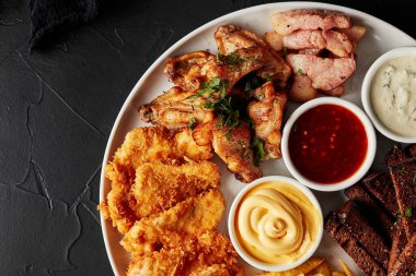 Siyah desenli arkaplan görünümlü abur cubur tabağı