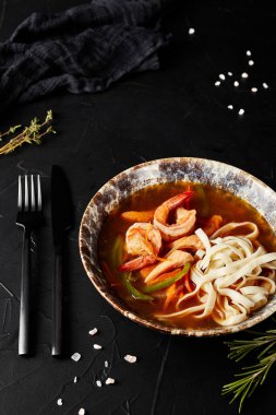 Tavuklu çorba, karides ve pirinç siyah desenli arka planda.