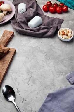 peçeteli, kaşık tuzlu ve domatesli gri beton desen