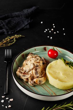 Siyah desenli mantarlı patates püresi.