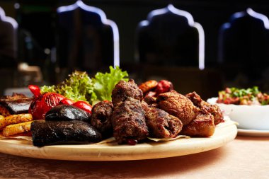 Tahtada yuvarlak bir et tabağı