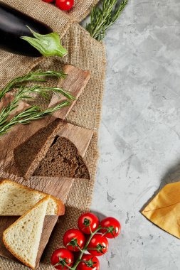 Çuval bezi domatesli patlıcan ve yeşilliklerle kaplanmış gri beton desen