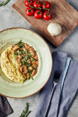 Patates püresi ve et suyu gri beton arka plan görünümünde.