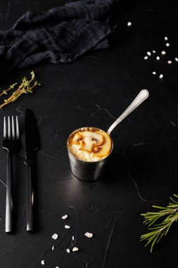 Julienne, siyah desenli arka planda bir kaşıkta