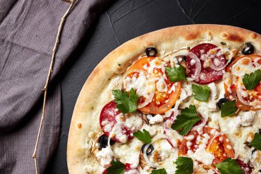 pizza siyah desenli arka planda koyu peçete ve altın filiz ile