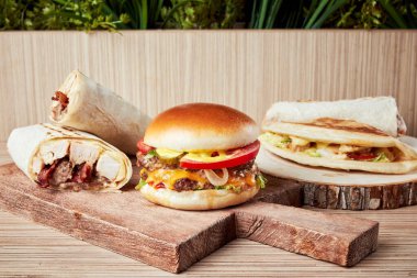 Kebap Shawarma Hamburger ve Yuvarlak Tahta Tabanlı Kapalı Pizza