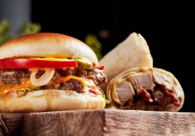 Kebap Shawarma Hamburger ve Yuvarlak Tahta Tabanlı Kapalı Pizza