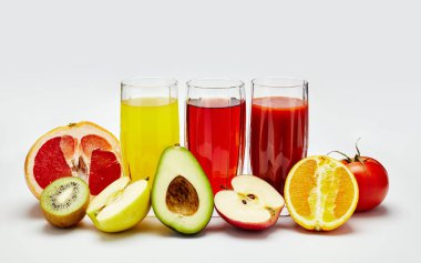 Şeffaf bardaklar meyve suyu ve hafif arka planda meyveler