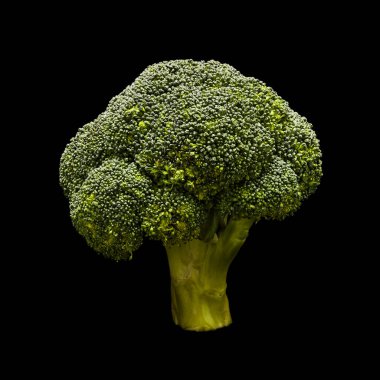 brokoli siyah arkaplanda izole edildi. Yakın plan.