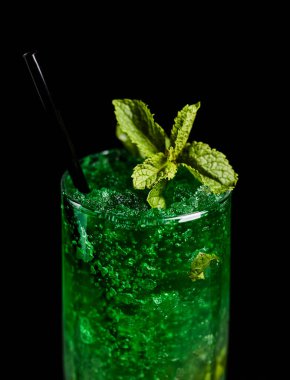 Hafif arka planda cam bardakta pipetli limonata.