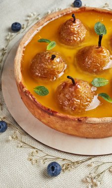 Bütün armudu yakın planda pişmiş turta.