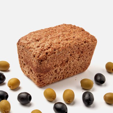 Zeytinli beyaz tabakta küçük çavdar ekmeği