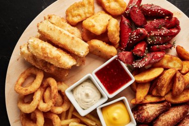 Siyah desenli arkaplan görünümlü abur cuburlu bir yakalayıcı