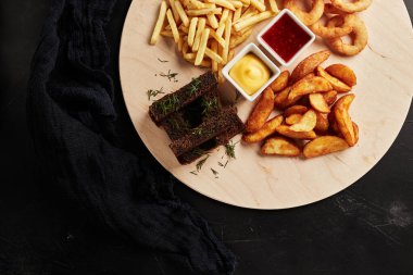 Siyah desenli arkaplan görünümlü abur cuburlu bir yakalayıcı