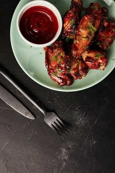 Ailes Poulet Avec Ketchup Sur Une Assiette Légère Sur Fond — Photo