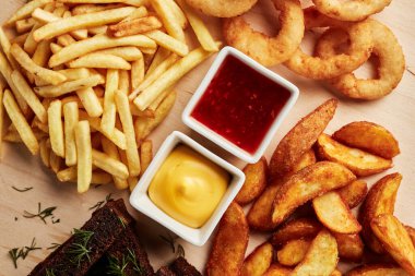 Siyah desenli arkaplan görünümlü abur cuburlu bir yakalayıcı