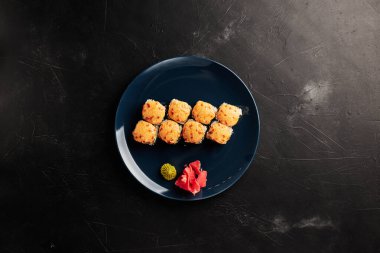 Siyah desenli arka planda, tabaklarda fırınlanmış rulo