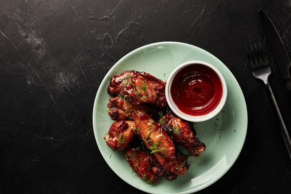 Ailes Poulet Avec Ketchup Sur Une Assiette Légère Sur Fond — Photo