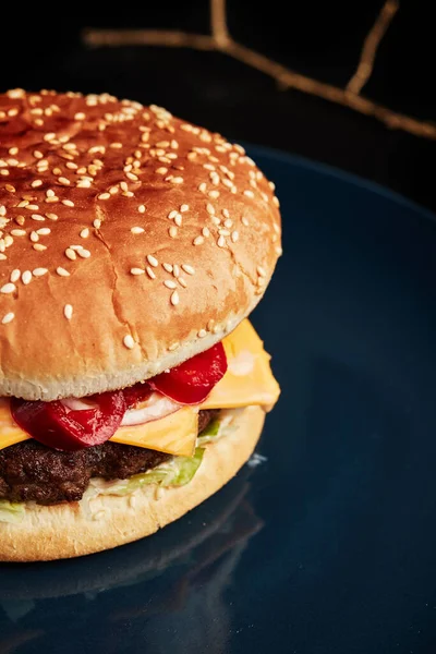 Burger Modrém Talíři Černém Pozadí Zlatou Větvičkou Nad Hlavou Boční — Stock fotografie