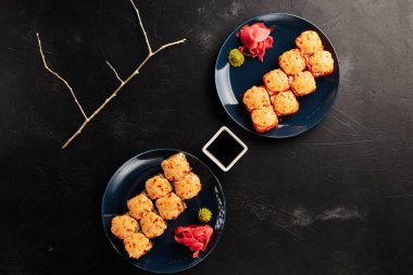 Siyah desenli arka planda, tabaklarda fırınlanmış rulo