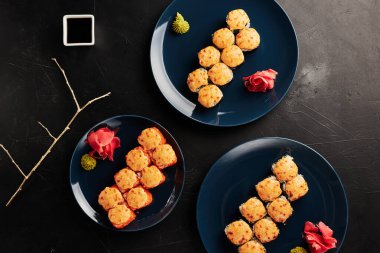 Siyah desenli arka planda, tabaklarda fırınlanmış rulo