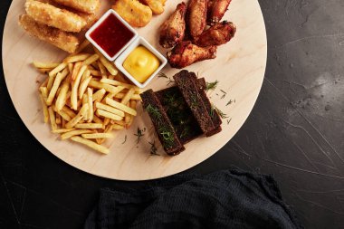 Siyah desenli arkaplan görünümlü abur cuburlu bir yakalayıcı