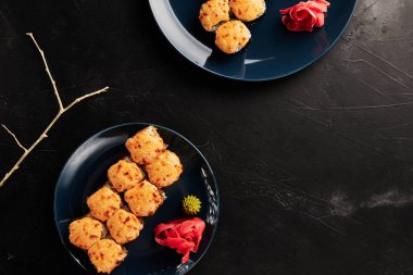 Siyah desenli arka planda, tabaklarda fırınlanmış rulo