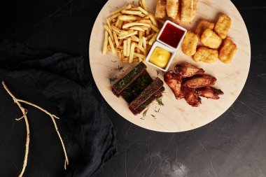 Siyah desenli arkaplan görünümlü abur cuburlu bir yakalayıcı