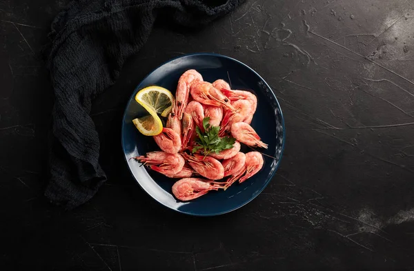 Camarones Plato Azul Con Limón Sobre Fondo Textura Negra Vista — Foto de Stock