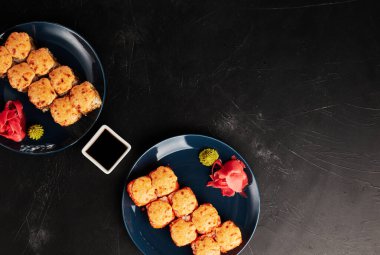 Siyah desenli arka planda, tabaklarda fırınlanmış rulo