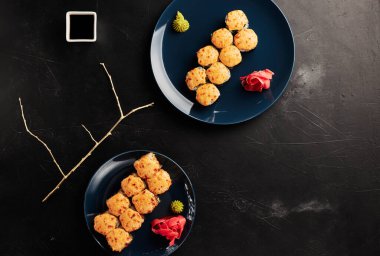 Siyah desenli arka planda, tabaklarda fırınlanmış rulo