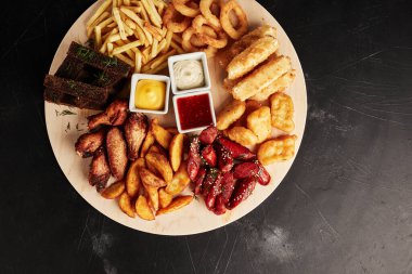 Siyah desenli arkaplan görünümlü abur cuburlu bir yakalayıcı