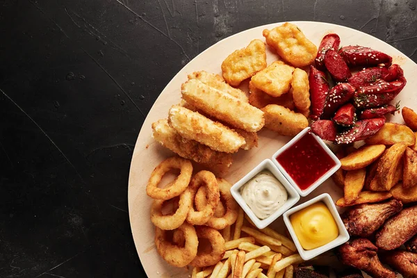 Tacker Mit Snacks Auf Schwarzem Strukturiertem Hintergrund Von Oben Stockfoto