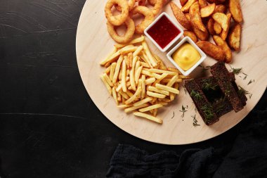 Siyah desenli arkaplan görünümlü abur cuburlu bir yakalayıcı