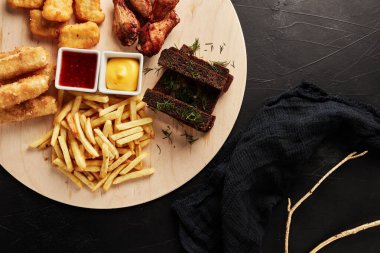 Siyah desenli arkaplan görünümlü abur cuburlu bir yakalayıcı
