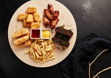 Siyah desenli arkaplan görünümlü abur cuburlu bir yakalayıcı