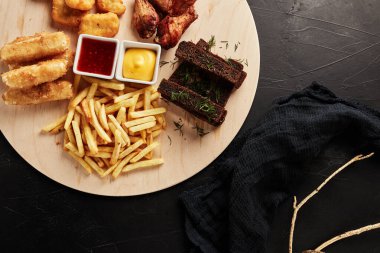 Siyah desenli arkaplan görünümlü abur cuburlu bir yakalayıcı