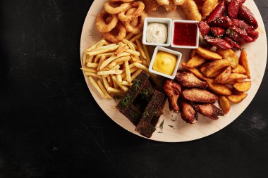 Siyah desenli arkaplan görünümlü abur cuburlu bir yakalayıcı