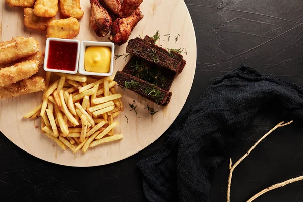 Siyah desenli arkaplan görünümlü abur cuburlu bir yakalayıcı