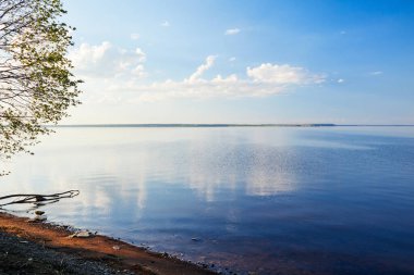 Akşamları manzara nehir kıyısı kararır.