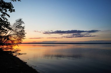 Peyzaj nehri kıyısı akşam batımı