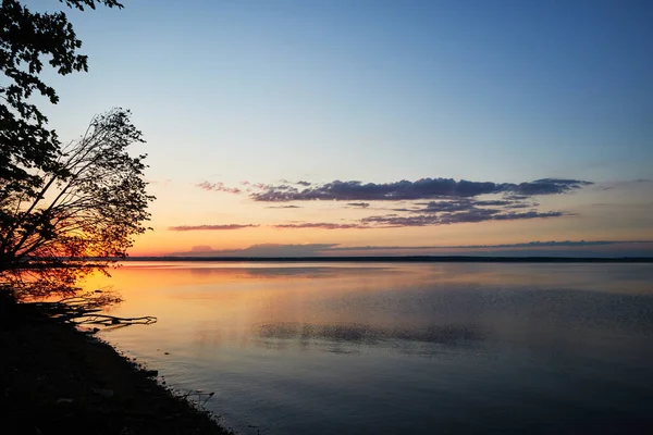 Peyzaj nehri kıyısı akşam batımı